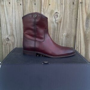 NWT - Size 8 Frye Melissa Button Short leather boots in a burnished cognac